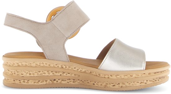 Beige plateau sandalen met een glitter voorband en een gesp band aan de achterkant.