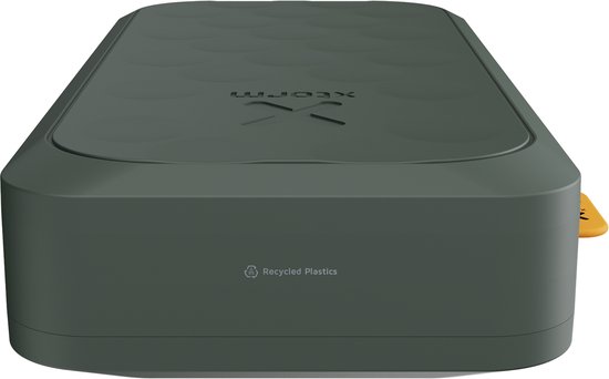 Donkergroene Xtorm powerbank met honingraatmotief en 'Recycled Plastics' logo.