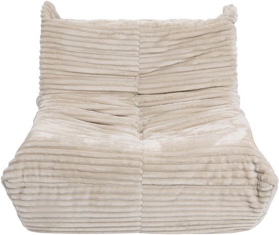 Een beige zitzak met een geribbelde textuur, geïsoleerd op een witte achtergrond.