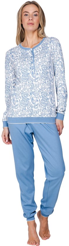 Vrouw, staand, met langarmige pyjamatop met blauw-wit paisleyprint en lichtblauwe pyjamabroek.