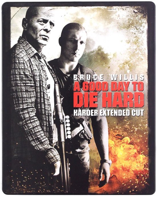 Twee mannen, een oudere met een geruit overhemd en een jongere met een wapen, staan voor een explosie. "A Good Day to Die Hard" staat in rode letters.