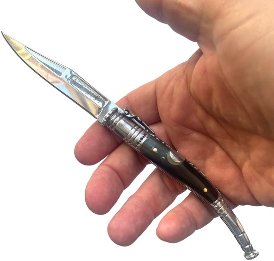 Zakmes met de inscriptie 'ADCSHOP' op het open stalen lemmet, zwart handvat en metalen accenten in een handpalm.