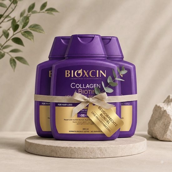 Drie paarse Bioxcin Collageen & Biotine Volume Shampoo flessen gebundeld met strik en label, op een betonnen display.