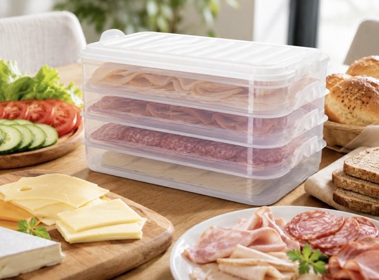 Boîte à garniture empilable à 4 couches, remplie de tranches de salami, jambon, fromage et légumes.