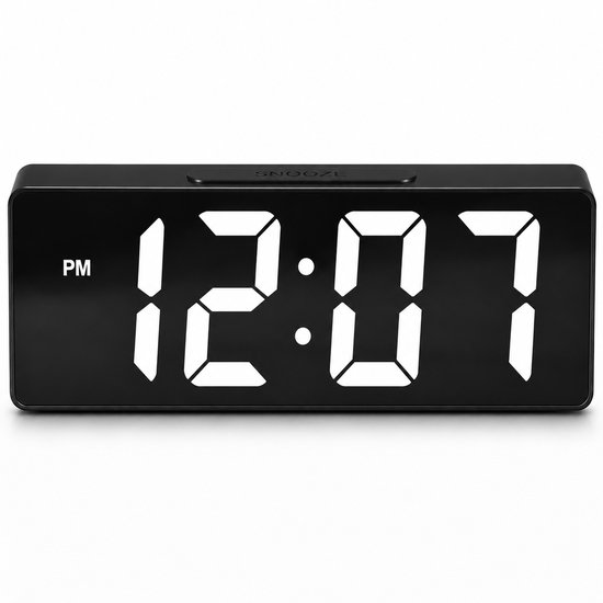 Zwarte digitale wekker met een spiegelend display dat 12:07 weergeeft en een "SNOOZE" knop aan de bovenkant.