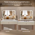 LED spiegel met verlichting, getoond op een bureau en aan de muur bevestigd.
