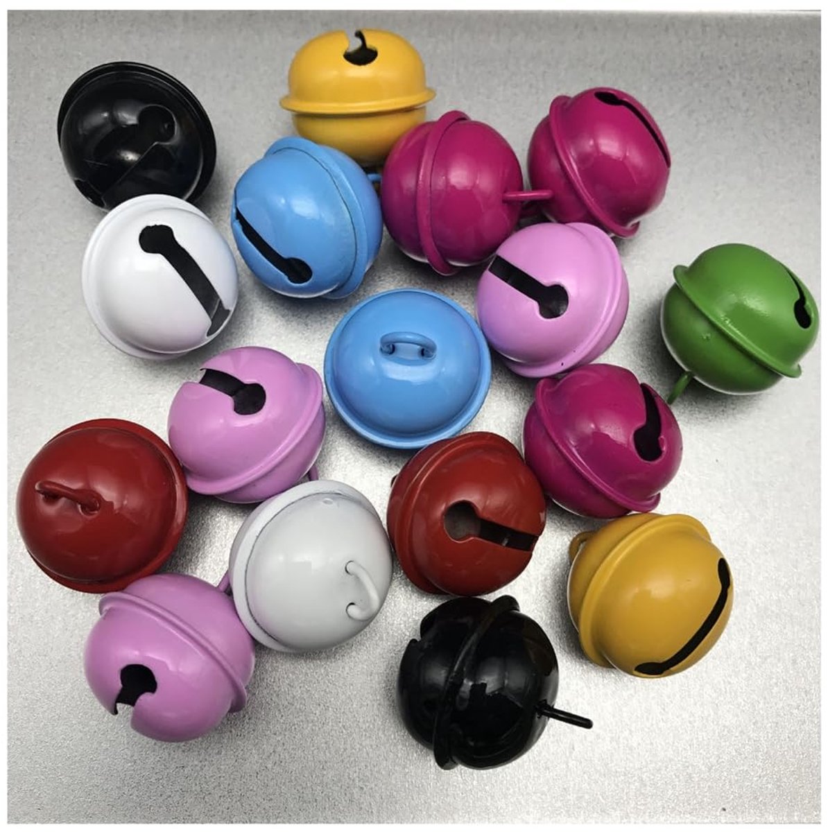 Belletjes, klemmen, kleurrijke belletjes, kleine metalen belletjes, knutselbellen, bonbonkleurige belletjes om te knutselen, doe-het-zelf belletjes voor handwerk, festival