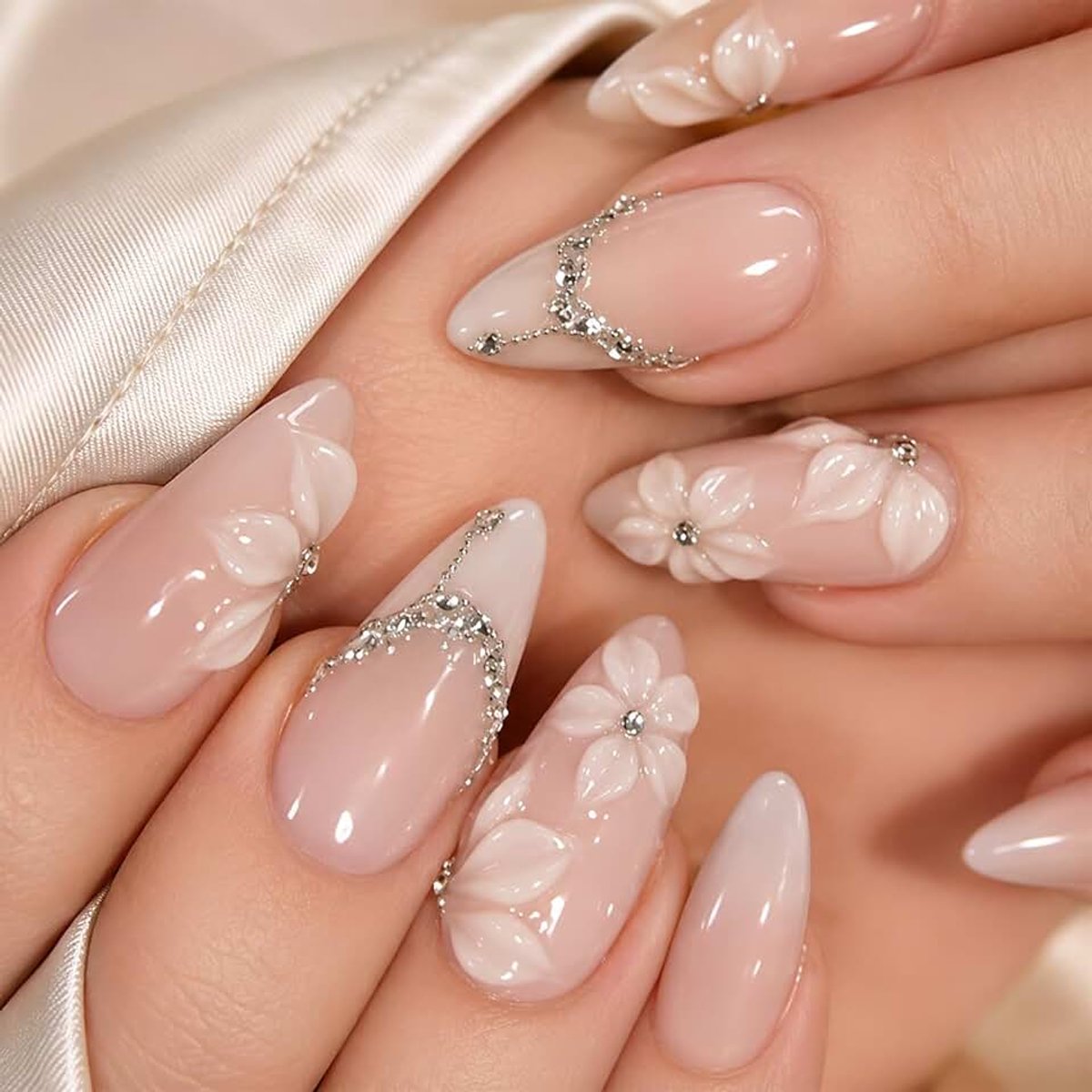 24 stuks press on nagels amandelvorm, medium lengte nude wit, kunstnagelset met 3D bloemen strass, Franse nagels voor bruiloft dating, met plakpads