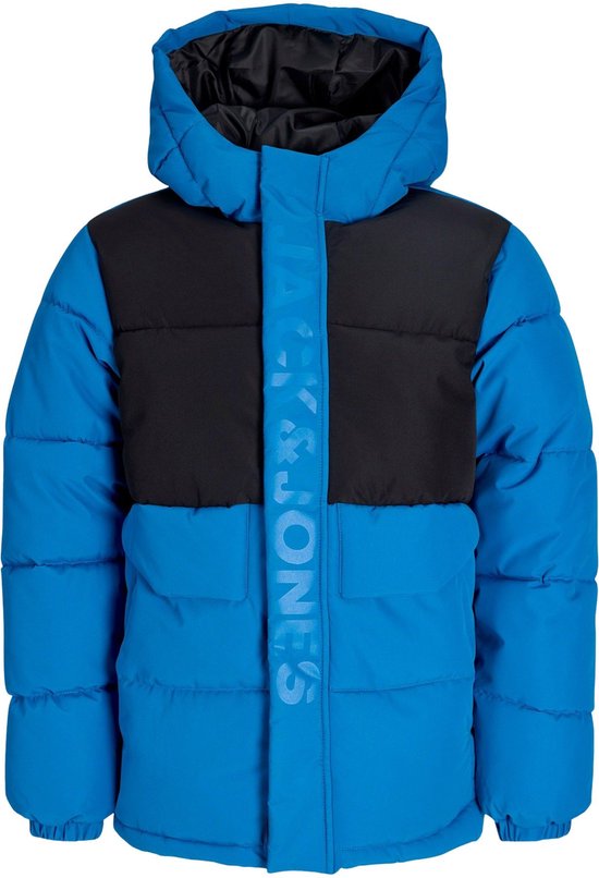 Jongens pufferjack met capuchon in blauw met zwart kleurblok op de borst. Het jack heeft twee klepzakken en een geborduurd logo.