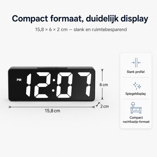 Zwarte digitale wekker met witte cijfers (12:07), afmetingen 15,8 x 6 x 2 cm. "Compact formaat, duidelijk display"