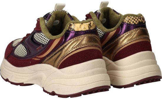 Achterkant van burgondische suède sneakers met paarse metallic en gouden accenten.