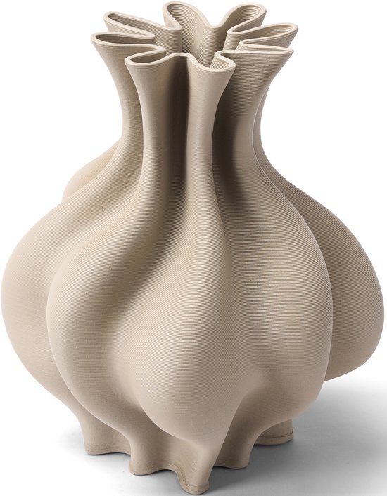 Close-up van een taupekleurige, 3D-geprinte vaas met een gedrapeerde, gedraaide vorm.