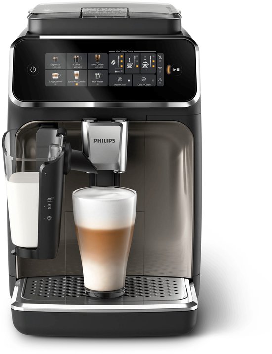 Zwarte Philips 3300 volautomatische espressomachine met een glas latte macchiato en een glazen melkreservoir. Het touchscreen toont koffiekeuzes.