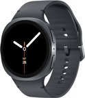 Donkergrijze smartwatch met zwart wijzerplaat. Toont 'SAT 28'.