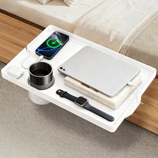 Wit bedplankje met tablet, telefoon, horloge, boek, beker en oortjes.