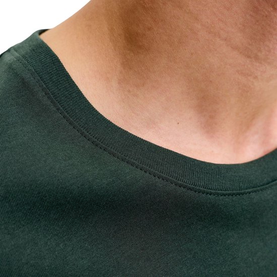 Detail van de ronde hals van een donkergroen T-shirt met stiksels.