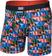 Boxershort met een felgekleurd patroon van horizontale strepen en geometrische vormen, met een oranje tailleband.