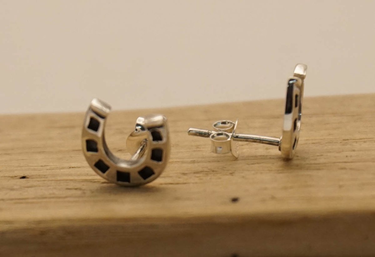 Zilveren hoefijzer oorknoppen - sterling zilveren oorknopjes hoefijzer - geluksbrenger oorknoppen van 925 zilver - oorbellen hoefijzers - leuke paardenliefhebbers oorknoppen