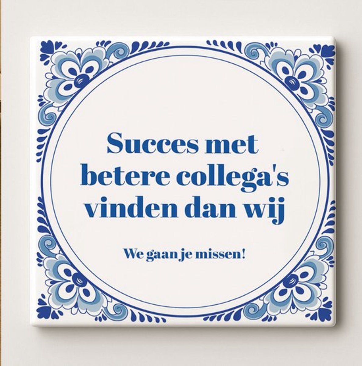 Bedruk King Grappige Afscheid Quote Keramische Tegel 11 x 11 cm - “Succes Met Betere Collega’s Vinden Dan Wij – We Gaan Je Missen!” – Decoratieve Kantoor Cadeau Wanddecoratie