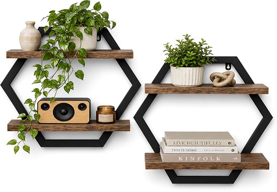 Set van twee hexagon wandplanken met houten planken en zwart metalen frame, versierd met planten, boeken en decoratie.