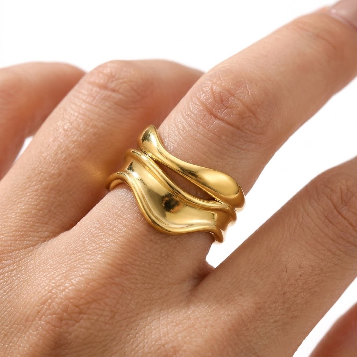 Goudkleurige statement ring dames heren verstelbare open ring golvend design geometrische vingerring minimalistische brede ring organische vorm unisex mode accessoire
