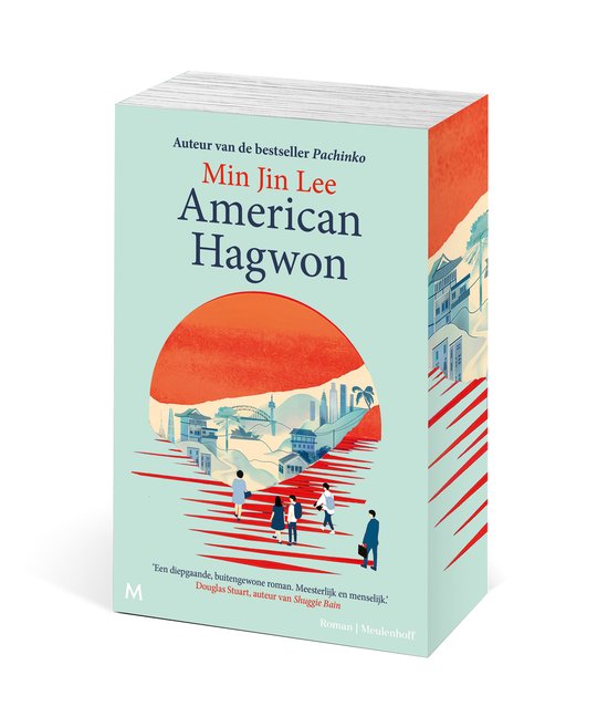 Boek in 3D van 'American Hagwon' door Min Jin Lee. Een rode cirkel met een skyline op een lichte achtergrond. Mensen lopen op rode lijnen.