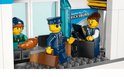 LEGO poppetjes bij een LEGO City luchthavenbalie met bagage en een "Welcome to BRICKSBURG" bord.