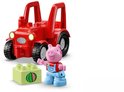Peppa Big met een rode tractor en een groen blok met een watermeloen. Ze draagt een overall met tuinbroek.