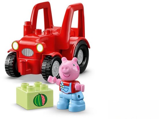 Peppa Big met een rode tractor en een groen blok met een watermeloen. Ze draagt een overall met tuinbroek.