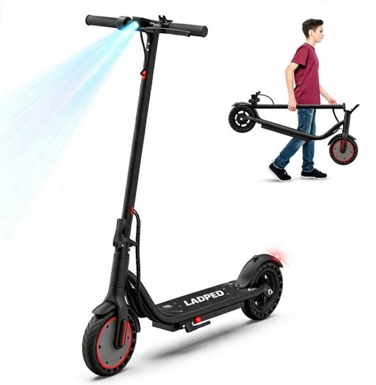 Zwarte opvouwbare elektrische step met rode accenten, met een jongen die de step draagt.