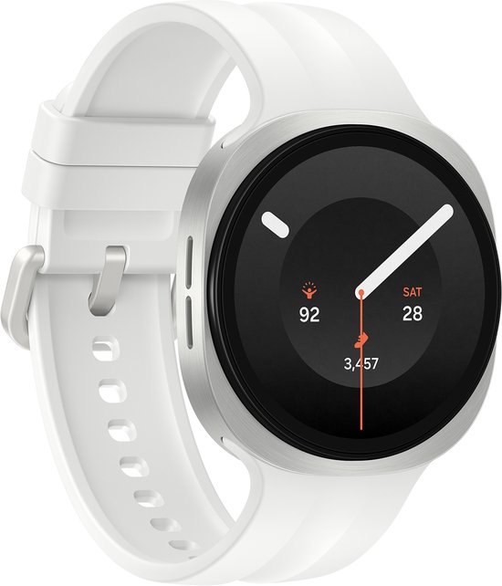 Zilverkleurig Samsung Galaxy Watch9 met witte band, schuine weergave. Scherm toont 'SAT 28', '92' en '3,457'.