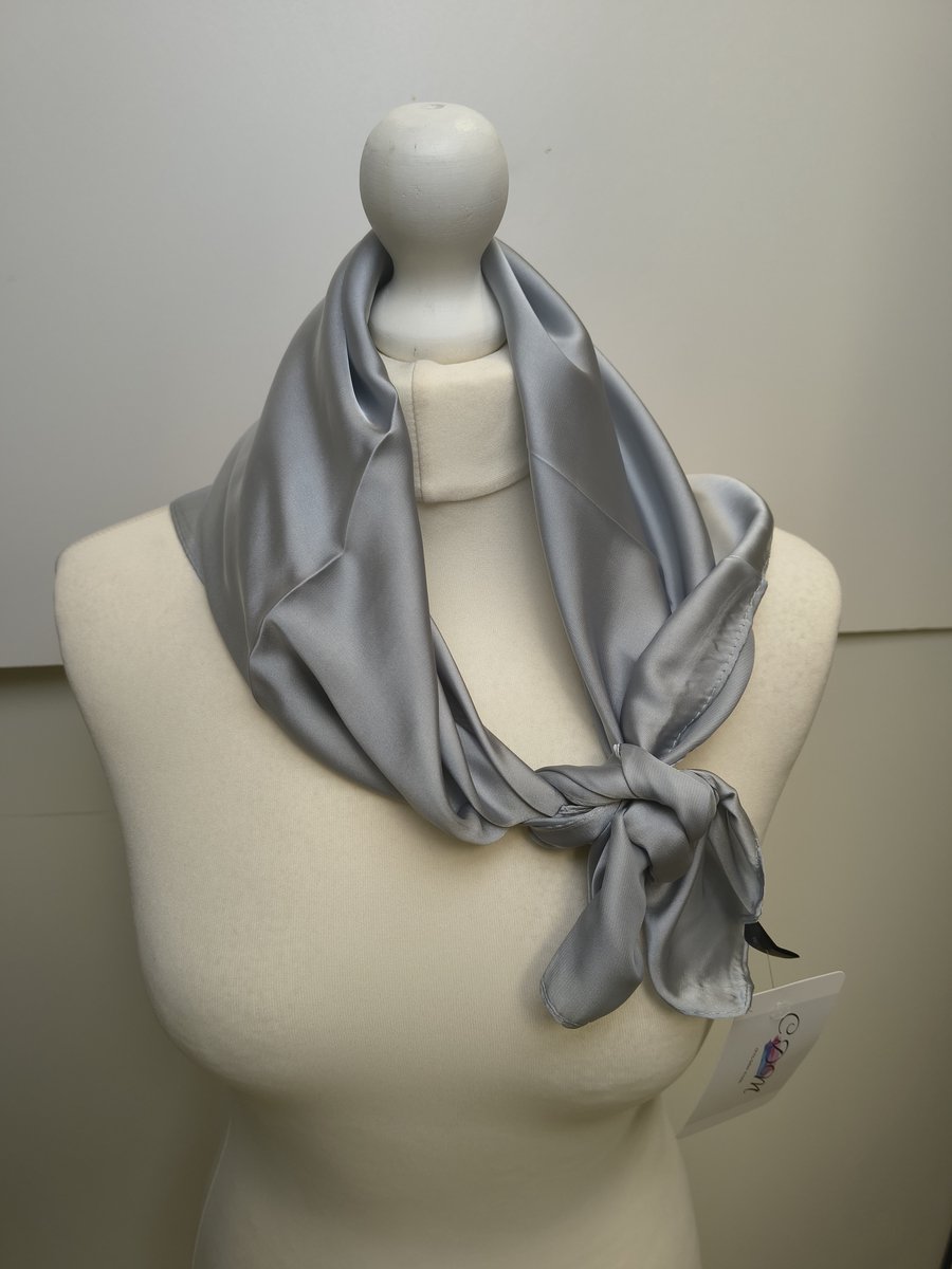 Vierkante dames sjaal Hildegard-effen licht grijs zilvergrijs-uni-neksjaal-halssjaal-70x70