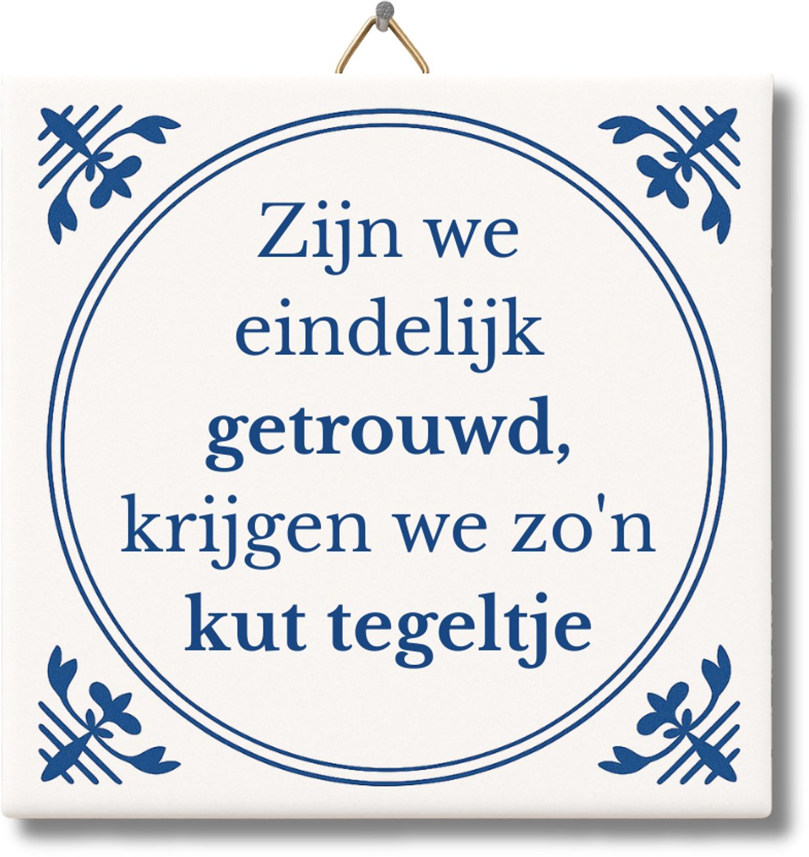 Tegeltje met Tekst van NietMokken® – Zijn we eindelijk getrouwd, krijgen we zo'n kut tegeltje – Huwelijk Cadeau – Grappig Tegeltje met ophanghaakje – Premium verpakking, gratis viltje en ansichtkaart – Glossy