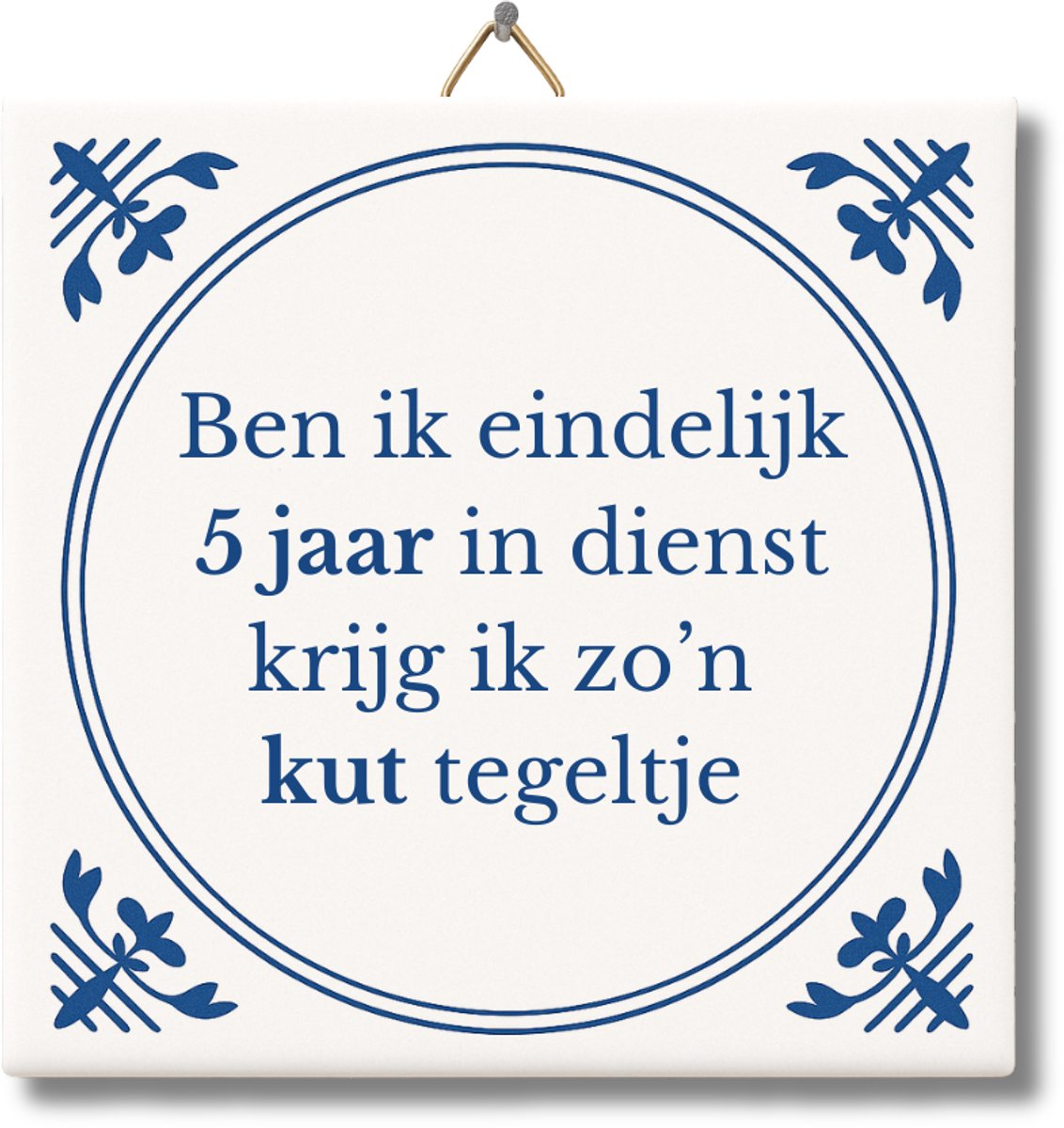 Tegeltje met Tekst - Ben ik eindelijk 5 jaar in dienst, krijg ik zo'n kut tegeltje – Cadeau 5 jaar in dienst – Grappig Tegeltje van NietMokken.nl met ophanghaakje – Inclusief premium verpakking, gratis viltje en ansichtkaart – Glossy