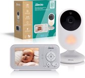 Alecto babyfoon met camera en 2,8 inch kleurenscherm. De monitor toont een slapende baby. De camera is wit met een zwarte lens.