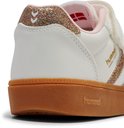 Detail van de witte hummel sneaker met roze glitterende achterkant en bruine zool.