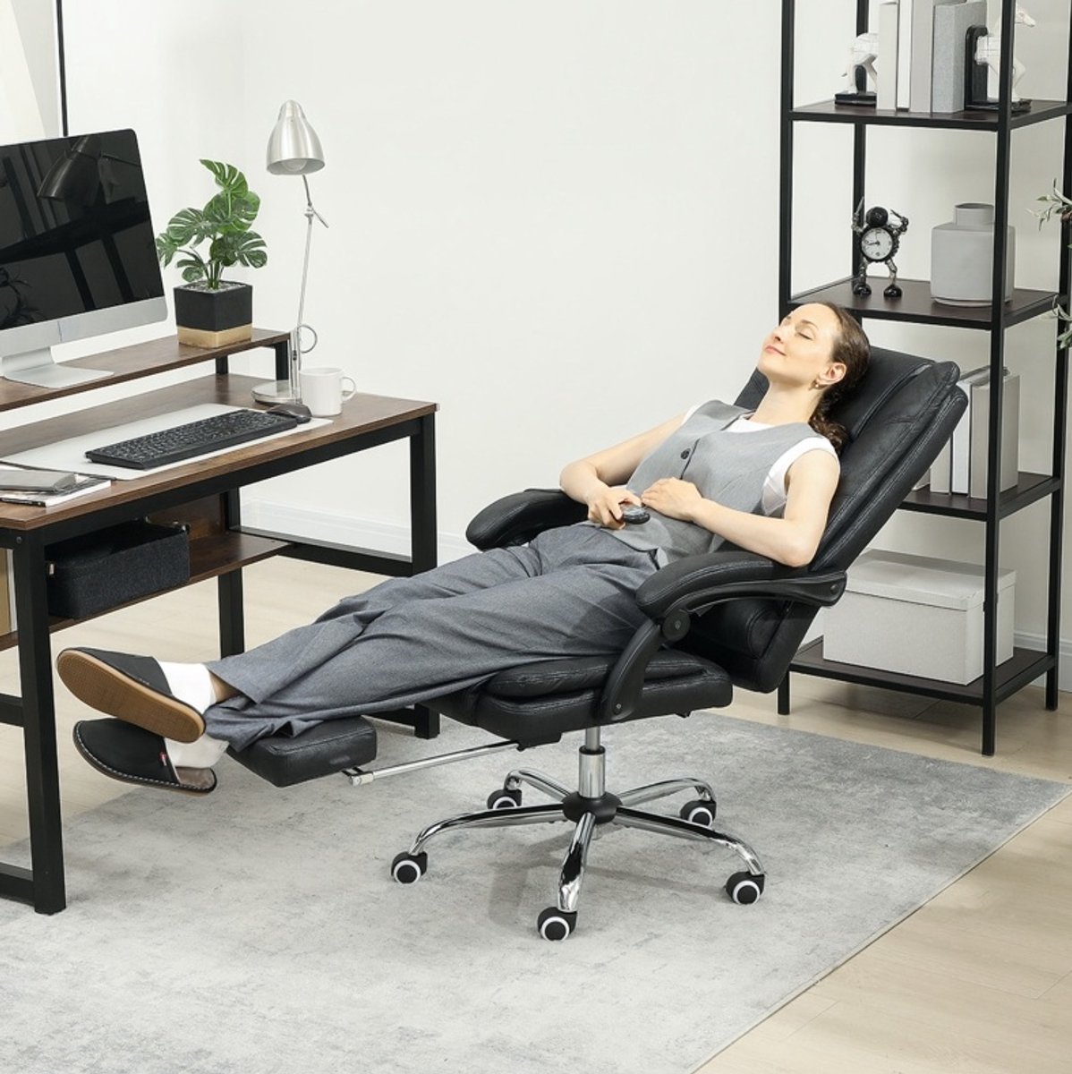 Wishdor bureaustoel met massagefunctie en voetsteun - verstelbare zithoogte - 135° kantelbaar - zwart - 64 x 70 x 118 cm