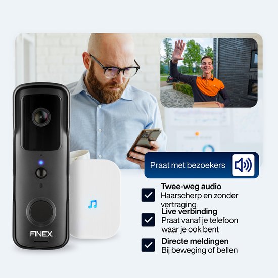 Finetech videodeurbel naast witte binnenbel. Man op smartphone kijkt naar beeld van jongeman.