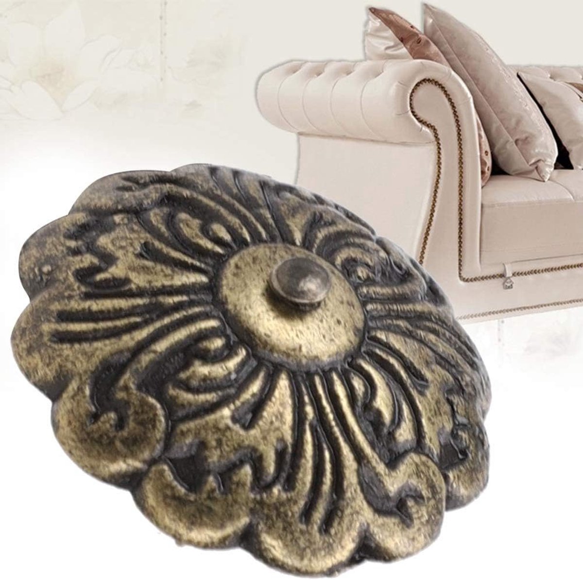 Vintage bronzen decoratieve klinknagels met bloemmotief, geschikt voor een Europese stijl.