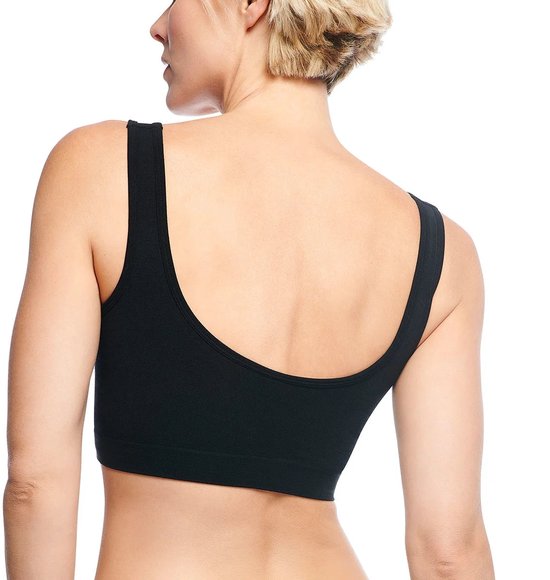 De achterkant van een vrouw met kort blond haar, draagt een zwarte naadloze bh zonder beugel.