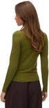 Model van achteren gezien in een groen shirt met lange mouwen en een bruine broek.
