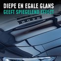 Donkere auto met diepe, egale glans die reflecteert als een spiegel. Tekst: Diepe en egale glans, geeft spiegelend effect.