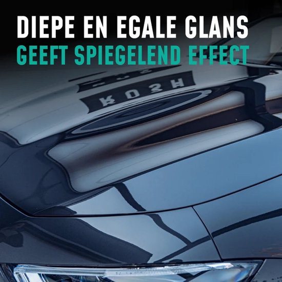 Donkere auto met diepe, egale glans die reflecteert als een spiegel. Tekst: Diepe en egale glans, geeft spiegelend effect.