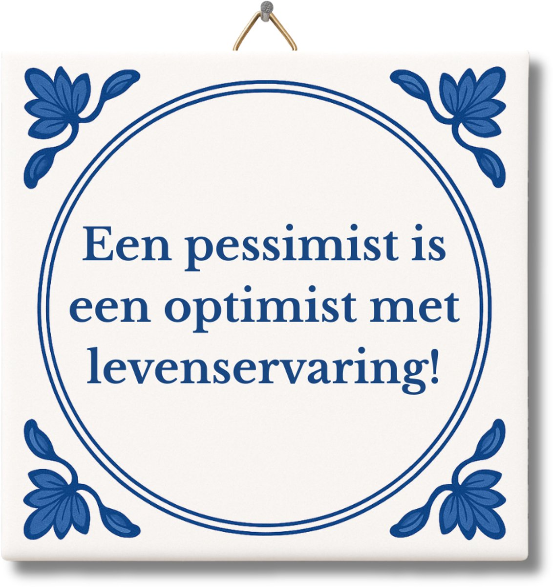 Tegeltje met Tekst van NietMokken® – Een pessimist is een optimist met levenservaring! – Grappig Tegeltje met Spreuk – Cadeau voor collega, vriend, vader of pensionado – Met ophanghaakje – Premium verpakking, gratis viltje en ansichtkaart – Glossy