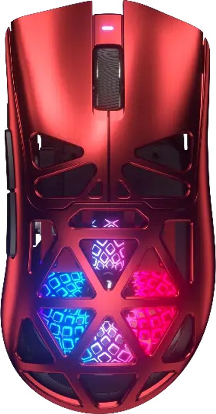 Glanzende rode gamingmuis met open structuur en gekleurde RGB-verlichting onder de behuizing.