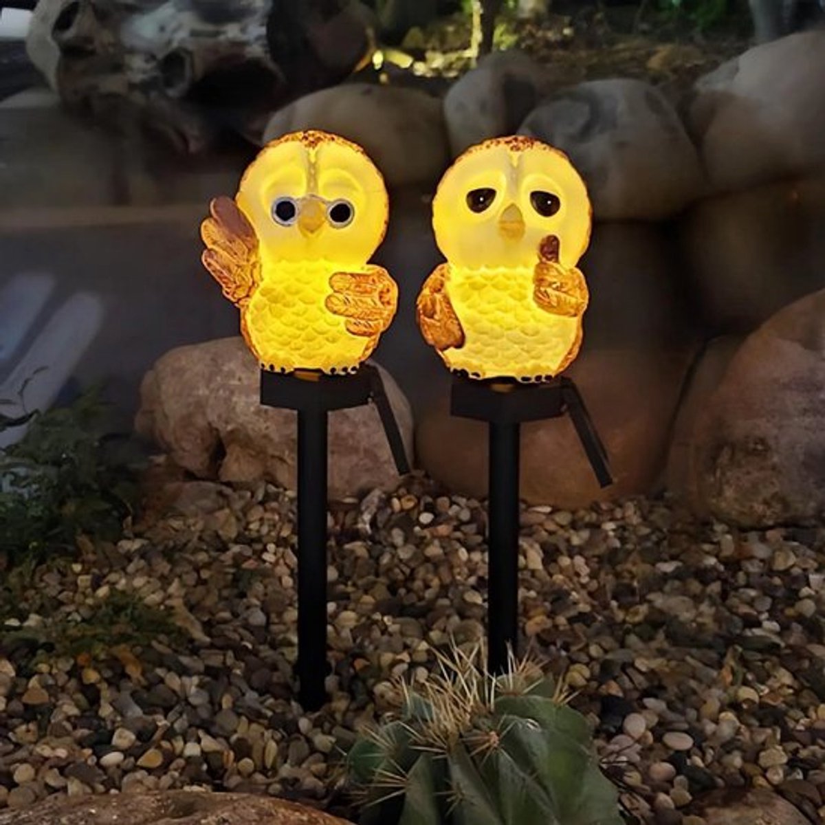 Twee LED-tuinlampen op zonne-energie, decoratieve buitenverlichting op zonne-energie, gazonverlichting op zonne-energie, warm wit licht, geschikt voor tuinen, terrassen en paden.