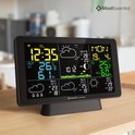 Zwart weerstation met kleurenscherm dat de tijd, temperatuur, vochtigheid, UV-index en een 4-daagse weersvoorspelling weergeeft.