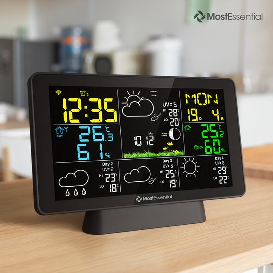 Zwart weerstation met kleurenscherm dat de tijd, temperatuur, vochtigheid, UV-index en een 4-daagse weersvoorspelling weergeeft.