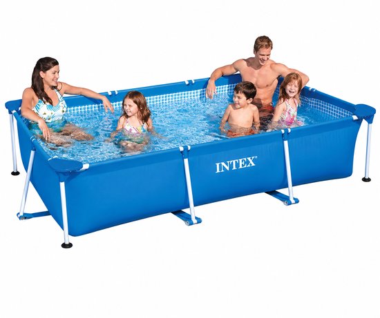 Een gezin van vier geniet in een blauw Intex rechthoekig zwembad met metalen frame.