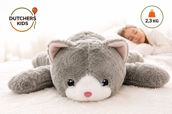 Grijze kat knuffel met witte snuit, roze neus, liggend op een bed met slapend kind.